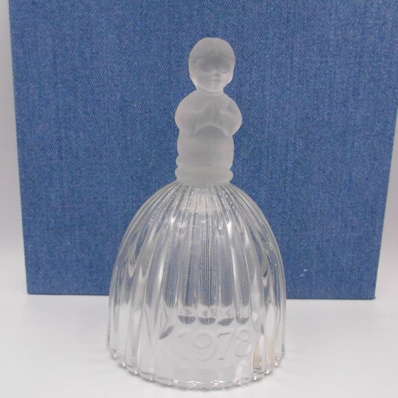 VINTAGE 1978 GOEBEL ANNUAL GLASS CRYSTAL BELL PRAYING GIRL WEST GERMANY HUMMEL - Picture 1 of 15